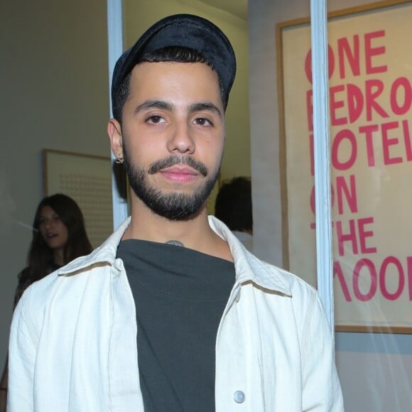 Exclusif - Le chanteur Yanis - Vernissage de l'exposition "One bedroom Hotel on the Moon" de Charlotte Le Bon à la galerie Cinéma à Paris le 8 septembre 2016. © CVS/bestimage