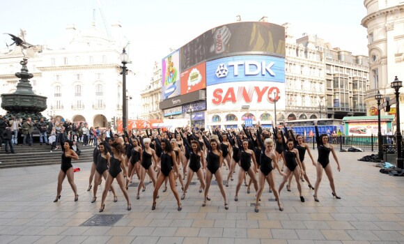 100 Beyonce performent sur le titre 'Single Ladies' en plein Piccadilly Circus à Londres, le 20 avril 2009