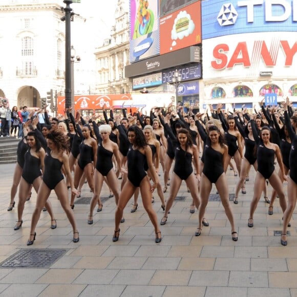 100 Beyonce performent sur le titre 'Single Ladies' en plein Piccadilly Circus à Londres, le 20 avril 2009