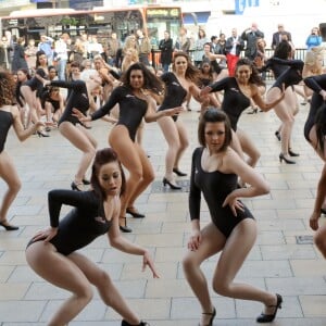 100 Beyonce performent sur le titre 'Single Ladies' en plein Piccadilly Circus à Londres, le 20 avril 2009