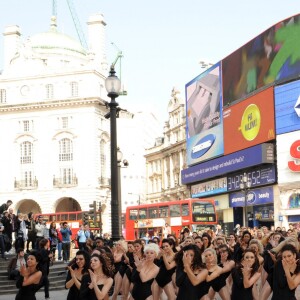 100 Beyonce performent sur le titre 'Single Ladies' en plein Piccadilly Circus à Londres, le 20 avril 2009