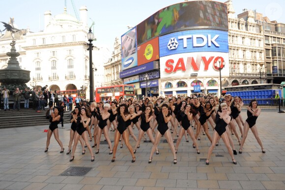 100 Beyonce performent sur le titre 'Single Ladies' en plein Piccadilly Circus à Londres, le 20 avril 2009