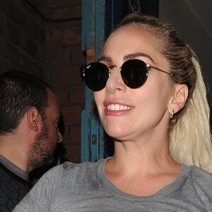 Lady Gaga quitte son hôtel vêtue d'un short et d'un tee shirt très court à Londres le 10 septembre 2016.