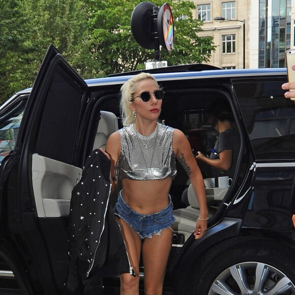 Lady Gaga visite les studios de Radio 1, Kiss FM et achète ensuite un menu chicken chez Nandos à Londres, le 9 septembre 2016