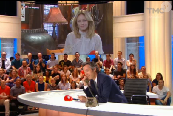 Yann Barthès sur le plateau du Quotidien en conversation téléphonique avec Vanessa Paradis pour sa première émission sur TMC - 12 septembre 2016