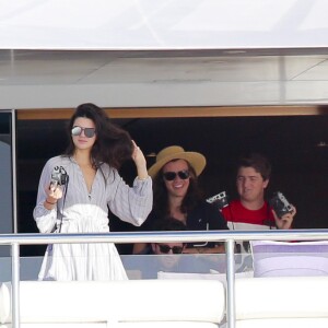 Semi-Exclusif - Kendall Jenner et Harry Styles sont très complices lors de leur vacances à bord d'un yacht au large de Saint-Barthélemy le 1er janvier 2016.