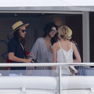 Semi-Exclusif - Kendall Jenner et Harry Styles sont très complices lors de leur vacances à bord d'un yacht au large de Saint-Barthélemy le 1er janvier 2016.