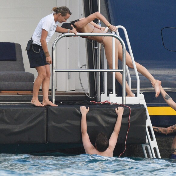 Semi-Exclusif - Kendall Jenner et Harry Styles sont très complices lors de leur vacances à bord d'un yacht au large de Saint-Barthélemy le 1er janvier 2016.