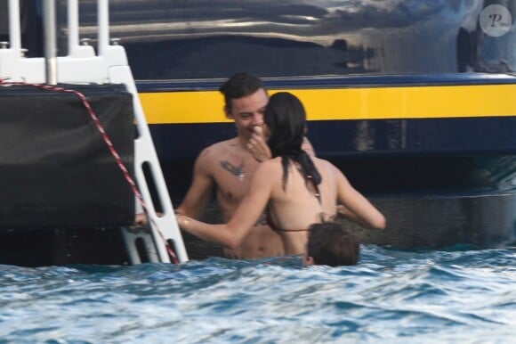 Semi-Exclusif - Kendall Jenner et Harry Styles sont très complices lors de leur vacances à bord d'un yacht au large de Saint-Barthélemy le 1er janvier 2016.