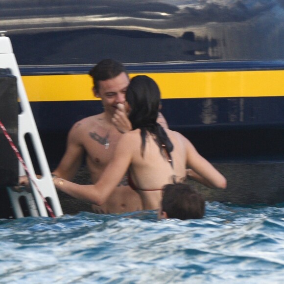 Semi-Exclusif - Kendall Jenner et Harry Styles sont très complices lors de leur vacances à bord d'un yacht au large de Saint-Barthélemy le 1er janvier 2016.