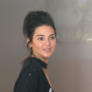 Kendall Jenner se balade et fait du shopping avec des amis dans les rues de Beverly Hills. La jeune fille porte un T-shirt très échancré devant laissant un décolleté très provoquant sur un soutien gorge noir! Le 25 août 2016