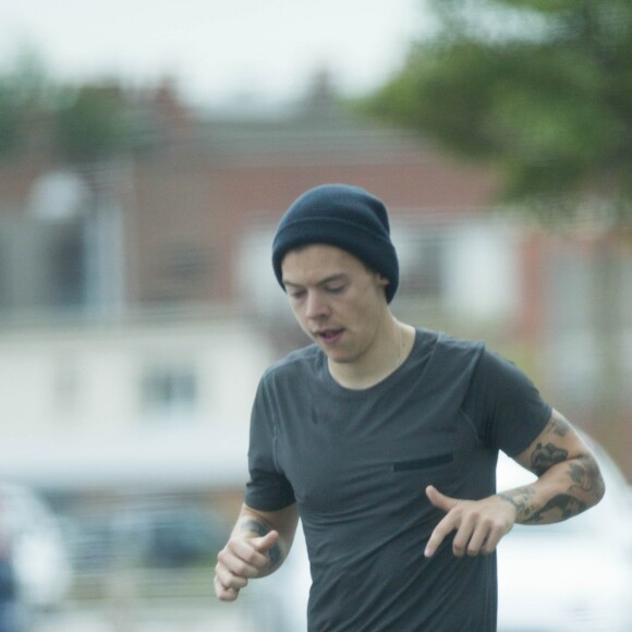 Exclusif - Harry Styles, un bonnet sur la tête et entouré de gardes du corps fait un jogging avant d'aller sur le tournage du film "Dunkirk" à Dunkerque le 16 juin 2016