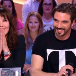 Isabelle Adjani et son fils Barnabé Nuytten qui fait partie du groupe The Aikiu, lors du Grand Journal de Canal+ diffusé le 20 juin 2013