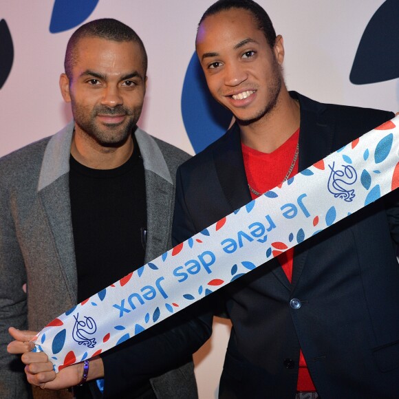 Tony Parker et Pascal Martinot-Lagarde lors du rassemblement pour le lancement de la campagne "Je rêve des Jeux" pour la candidature de "Paris 2024" pour les Jeux Olympiques à Paris, le 25 septembre 2015