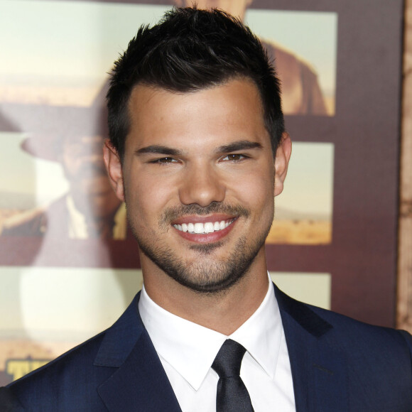 Taylor Lautner lors de la première de la série de Netflix's "The Ridiculous 6" à Universal City, le 30 novembre 2015.