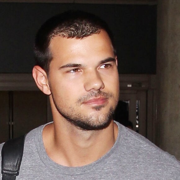 Taylor Lautner arrive à l'aéroport LAX de Los Angeles. Le 26 juillet 2015