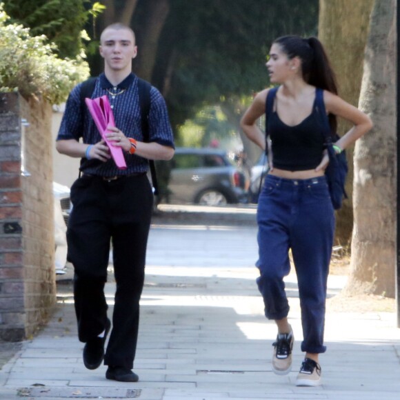 Rocco Ritchie se balade à Londres avec une jolie jeune fille le 14 septembre 2016.