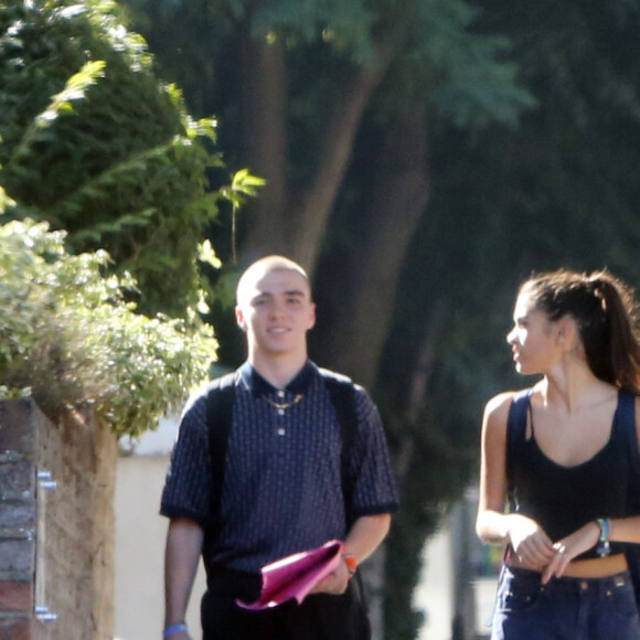 Rocco Ritchie se balade à Londres avec une jolie jeune fille le 14 septembre 2016.