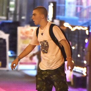 Exclusif - Rocco Ritchie, seul, fait du skateboard de nuit à New York le 24 août 2016.