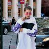 Bella Hadid arrive à l'appartement de sa soeur Gigi dans East Village à New York coiffée des dreadlocks du défilé Marc Jacobs, habillée d'un pull tagué, d'un sac Christian Dior et de baskets Kris Van Assche. Le 15 septembre 2016.