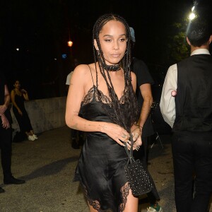 Zoë Kravitz assiste au défilé Alexander Wang au Pier 94, toute d'Alexander Wang vêtue avec une robe en satin et dentelle, un collier à sangle (modèle Triangle Buckle Choker), un sac cloutée (modèle Runway Roxy Mini) et des bottines noires. Le 10 septembre 2016.