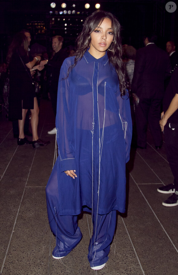 Tinashe assiste au défilé DKNY (collection printemps-été 2017) à New York, le 12 septembre 2016.