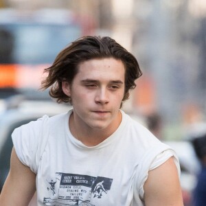 Exclusif -Brooklyn Beckham fait du skateboard dans les rues de New York. Le 27 juillet 2016