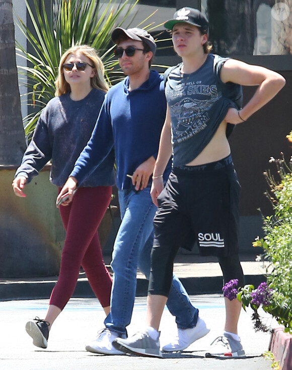 Exclusif - Chloë Grace Moretz et son compagnon Brooklyn Beckham se promènent avec un ami dans les rues de Los Angeles, le 2 juillet 2016