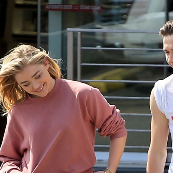 Exclusif - Brooklyn Beckham et sa petite amie Chloë Grace Moretz se promène main dans la main à la sortie d'une pharmacie à Beverly Hills. Les amoureux portent les mêmes chaussures! Le 19 mai 2016