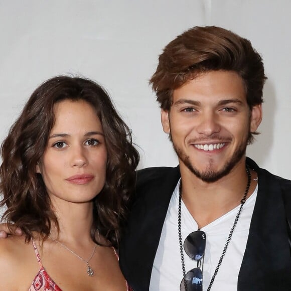 Lucie Lucas et Rayane Bensetti - Photocall du téléfilm "Coup de foudre à Jaïpur" lors du 18ème Festival de la Fiction TV de La Rochelle. Le 16 septembre 2016 © Patrick Bernard / Bestimage