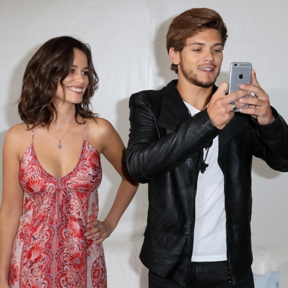 Lucie Lucas et Rayane Bensetti - Photocall du téléfilm "Coup de foudre à Jaïpur" lors du 18ème Festival de la Fiction TV de La Rochelle. Le 16 septembre 2016 © Patrick Bernard / Bestimage