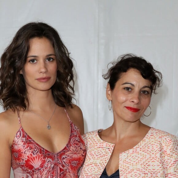 Lucie Lucas et Cécile Rebboah - Photocall du téléfilm "Coup de foudre à Jaïpur" lors du 18ème Festival de la Fiction TV de La Rochelle. Le 16 septembre 2016 © Patrick Bernard / Bestimage 1