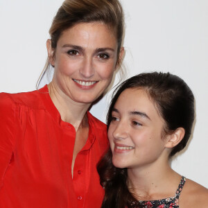 Julie Gayet et Luana Bajrami - Photocall pour le téléfilm "Marion, 13 ans pour toujours" lors du 18ème Festival de la Fiction TV de La Rochelle. Le 16 septembre 2016 © Olivier Borde / Bestimage