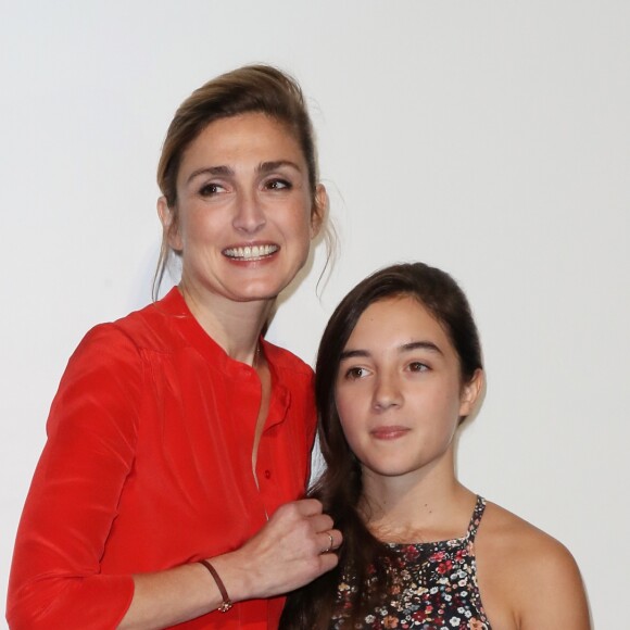 Julie Gayet et Luana Bajrami - Photocall pour le téléfilm "Marion, 13 ans pour toujours" lors du 18ème Festival de la Fiction TV de La Rochelle. Le 16 septembre 2016 © Olivier Borde / Bestimage