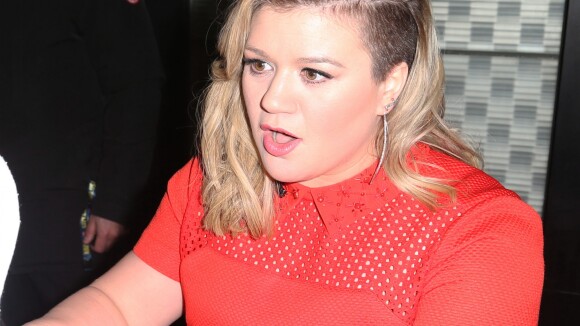 Kelly Clarkson : Une fan violentée et discriminée lors d'un de ses concerts !