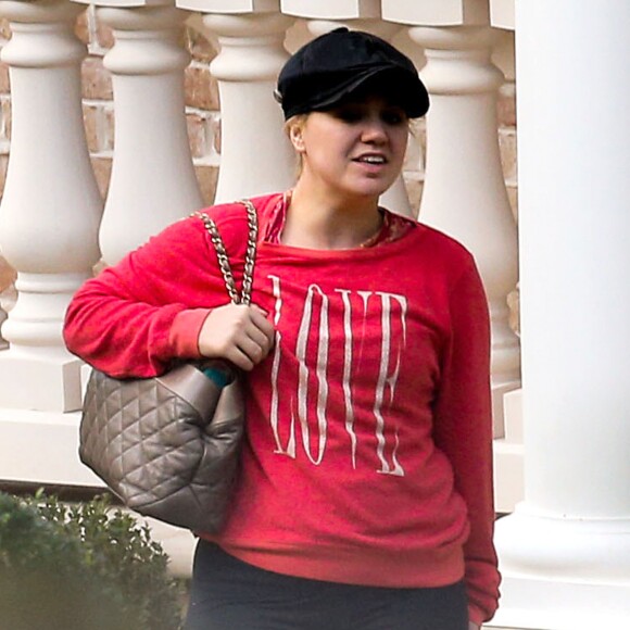 Exclusif - Kelly Clarkson et son fiance Brandon Blackstock se promenent a Nashville, le 20 octobre 2013.