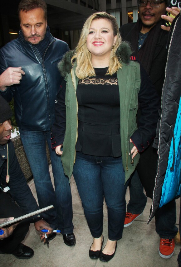 Kelly Clarkson de passage dans les studios de la radio SiriusXM, le 4 mars 2015 à New York