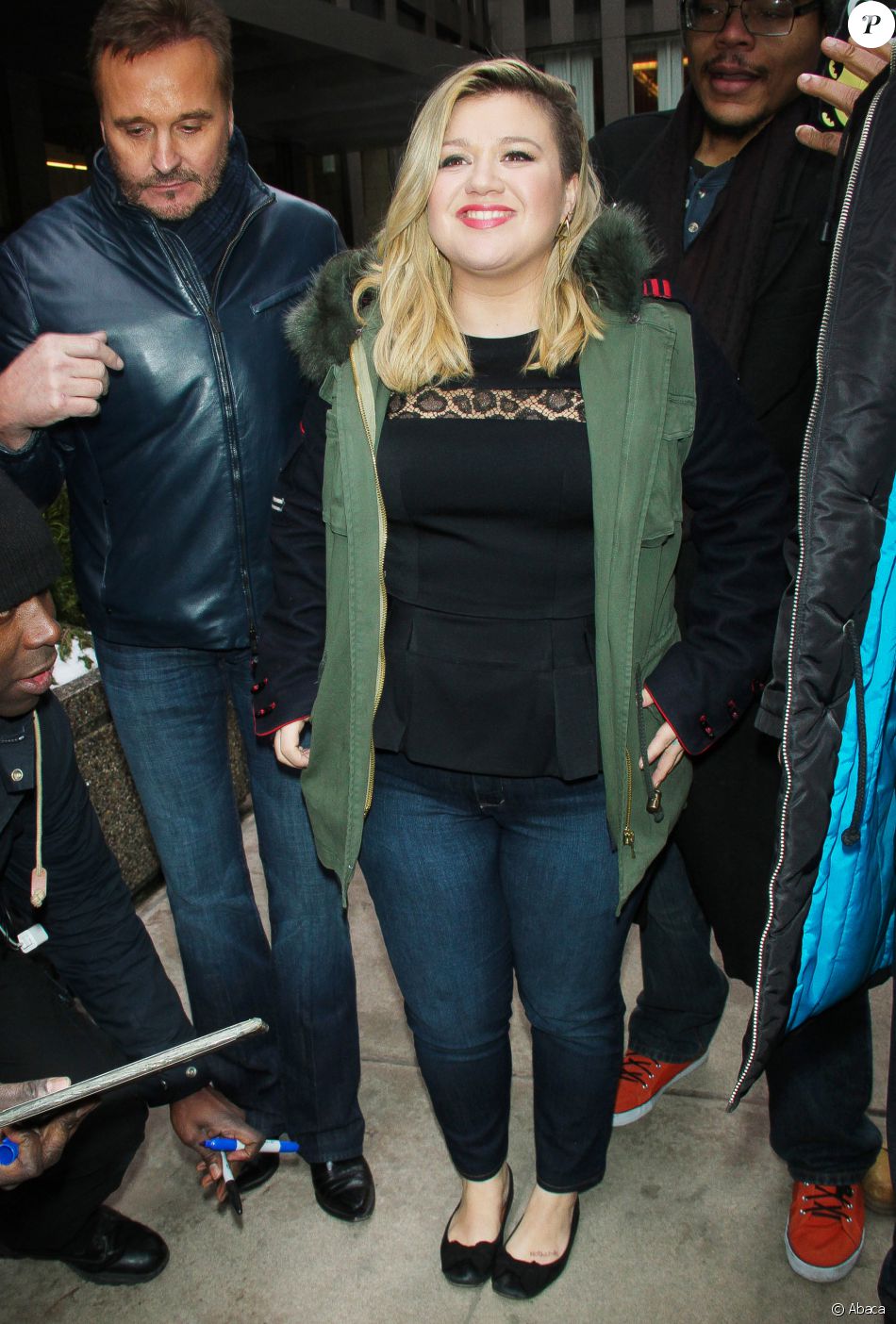 Kelly Clarkson de passage dans les studios de la radio SiriusXM, le 4 mars 2015 à New York