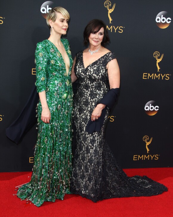 Sarah Paulson et Marcia Clark, qu'elle incarne dans "The People v. O. J. Simpson: American Crime Story" et qui lui a valu le prix de la meilleure actrice dans une minisérie - 68ème cérémonie des Emmy Awards au Microsoft Theater à Los Angeles, le 18 septembre 2016.