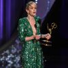 Sarah Paulson remporte le prix de la meilleure actrice dans une minisérie pour son rôle de l'avocate générale Marcia Clark dans "The People v. O. J. Simpson: American Crime Story" - 68ème cérémonie des Emmy Awards au Microsoft Theater à Los Angeles, le 18 septembre 2016.