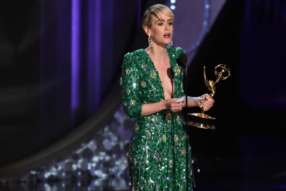 Sarah Paulson remporte le prix de la meilleure actrice dans une minisérie pour son rôle de l'avocate générale Marcia Clark dans "The People v. O. J. Simpson: American Crime Story" - 68ème cérémonie des Emmy Awards au Microsoft Theater à Los Angeles, le 18 septembre 2016.