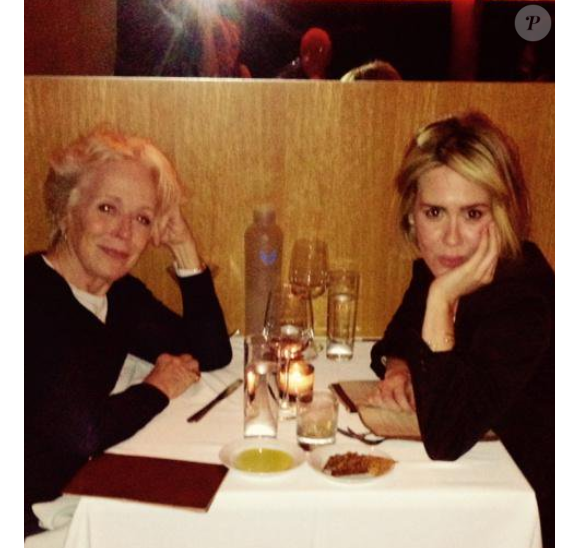 Sarah Paulson et Holland Taylor lors d'un dîner dans un restaurant italien. Photo postée sur Twitter, le 18 janvier 2015.