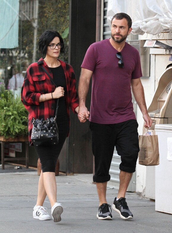 Jaimie Alexander et son nouveau boyfriend Airon Armstrong dans les rues à New York le 17 septembre 2016