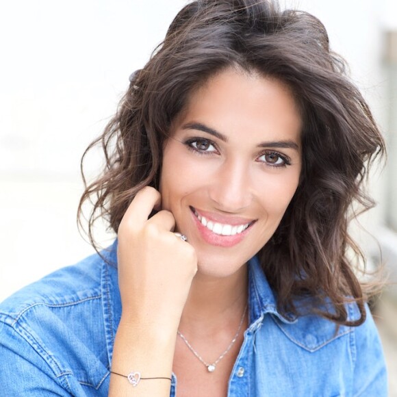 Laurie Cholewa, qui porte ici un bracelet Vanessa Tugendhaft, animera le 21 septembre 2016 à l'Olympia à Paris le 5e concert caritatif Leurs voix pour l'espoir au profit de la recherche contre le cancer du pancréas. © David Atlan