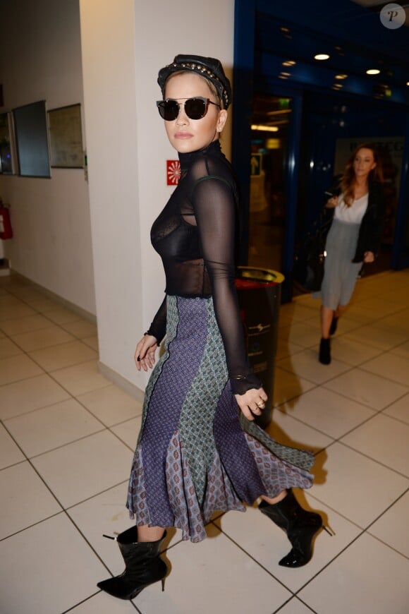 Exclusif - Rita Ora arrive à l'aéroport après avoir assisté au défilé de mode Tezenis à Vérone en Italie. Elle porte un haut en voile transparent avec soutien gorge apparent! Le 20 septembre 2016
