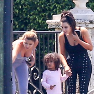 Exclusif - Kim Kardashian, accompagnée de Larsa Pippen, emmène sa fille North passer la journée au bord d'une piscine à Miami, le 20 septembre 2016