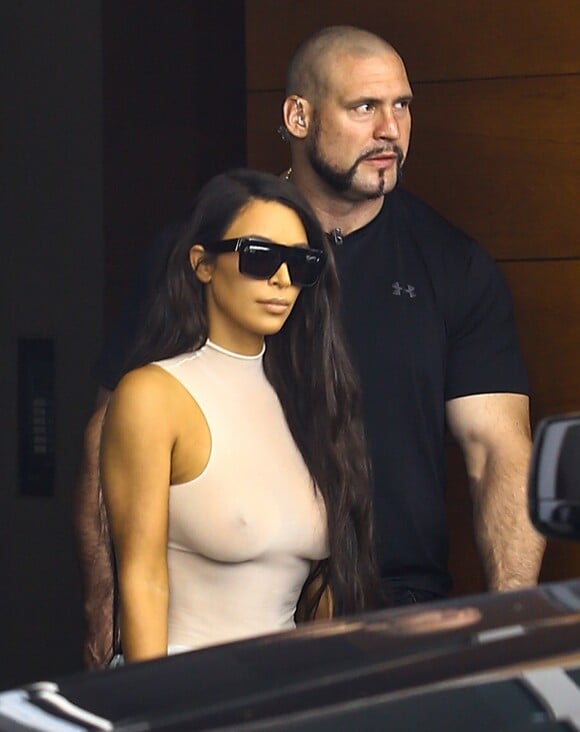Kim Kardashian sexy en sous - vêtements transparents à Miami Le 17 septembre 2016