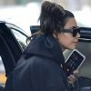 Kim Kardashian sort d'une voiture à New York alors qu'elle est en ligne avec Kanye West sur son téléphone portable le 12 septembre 2016.