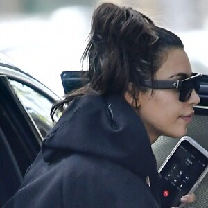 Kim Kardashian sort d'une voiture à New York alors qu'elle est en ligne avec Kanye West sur son téléphone portable le 12 septembre 2016.