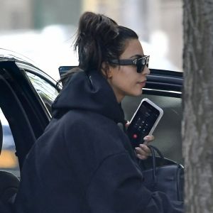 Kim Kardashian sort d'une voiture à New York alors qu'elle est en ligne avec Kanye West sur son téléphone portable le 12 septembre 2016.